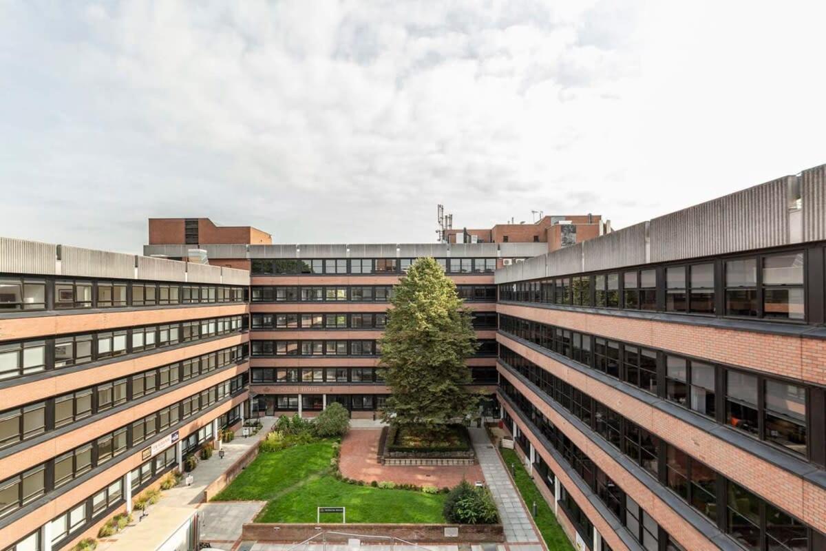 Modern And Stylish 1 Bed Apartment In East Grinstead Exterior foto